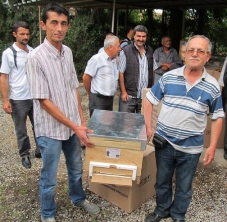 Destek amacıyla arı kovanı taban altlığı hediye edildi