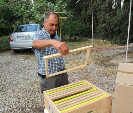 Destek amacıyla arı kovanı taban altlığı hediye edildi