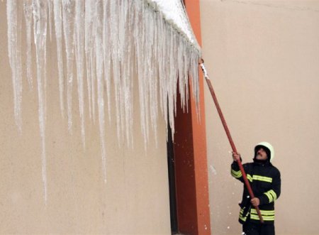 Dev buz sarkıtları itfaiye ekipleri tarafından temizleniyor