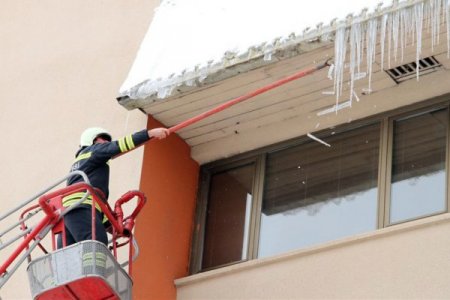 Dev buz sarkıtları itfaiye ekipleri tarafından temizleniyor