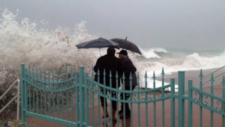 Dev dalgalar Antalya’da seyrine doyum olmayan manzaralar oluşturdu