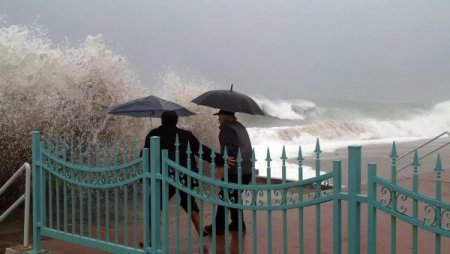 Dev dalgalar Antalya’da seyrine doyum olmayan manzaralar oluşturdu