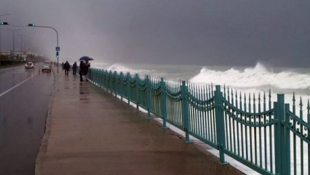 Dev dalgalar Antalya’da seyrine doyum olmayan manzaralar oluşturdu