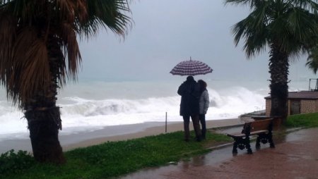 Dev dalgalar Antalya’da seyrine doyum olmayan manzaralar oluşturdu