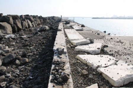 Dev Dalgalar İstinat Duvarlarını Yıktı