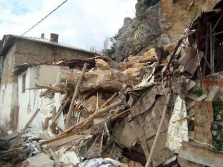 Dev Kayalar Evlerin Üzerine Düştü