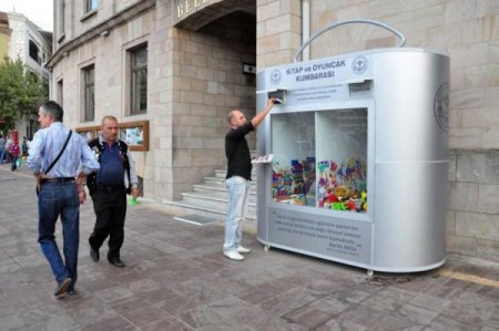 Dev kumbara ile çocuklar için kitap ve oyuncak toplanıyor