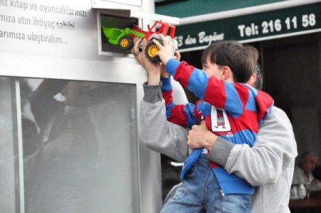 Dev kumbara ile çocuklar için kitap ve oyuncak toplanıyor