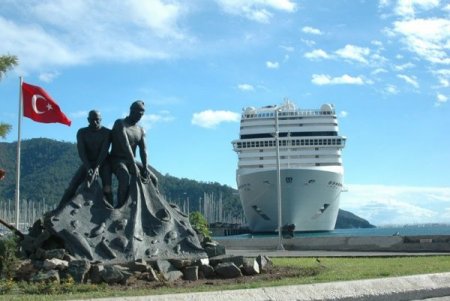 Dev Yolcu Gemisi Fırtına Sebebiyle Marmaris’e Yanaştı