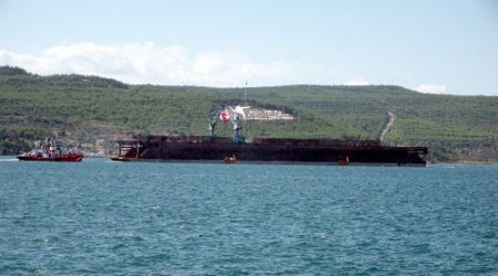 Dev Yüzer Havuz Çanakkale Boğazı'nı Kapattırdı