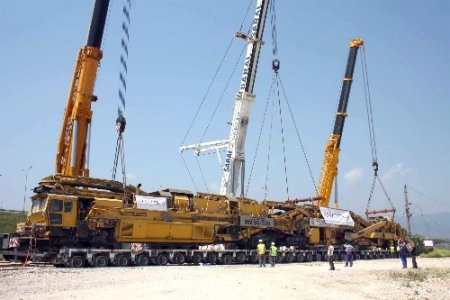 Devasa demir yolu makinesi kara yoluyla taşınacak