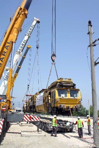 Devasa demir yolu makinesi kara yoluyla taşınacak