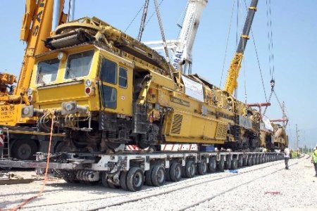 Devasa demir yolu makinesi kara yoluyla taşınacak