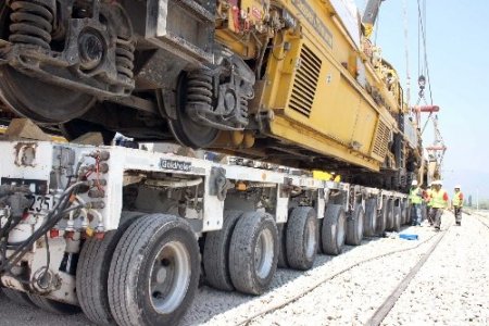Devasa demir yolu makinesi kara yoluyla taşınacak