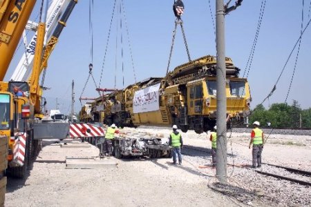 Devasa demir yolu makinesi kara yoluyla taşınacak