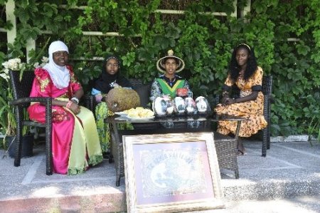 Devlet adamları deve kuşu yumurtasına, İzmir haritası kelebek kanadına taşındı