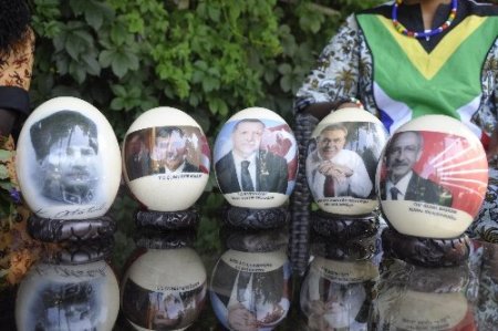 Devlet adamları deve kuşu yumurtasına, İzmir haritası kelebek kanadına taşındı