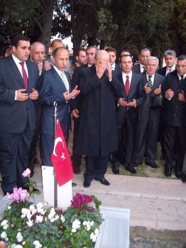 Devlet Bahçeli Edirnekapı Şehitliği'ni Ziyaret Etti