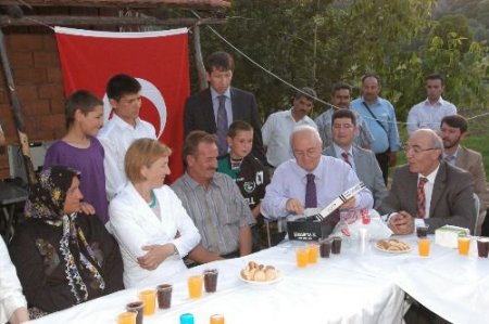 Devlet Bakanı Kavaf, Şehit Ailesini Ziyaret Etti