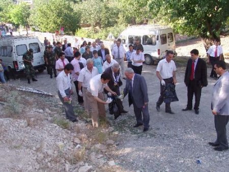 Devlet Erkanı Köyde Temizlik Yaptı
