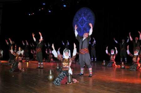 Devlet Halk Dansları Topluluğu Mamak'ta sahne aldı