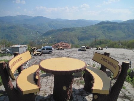 Devlet-vatandaş işbirliğiyle yaptırılan okulun bahçesi aynı yöntemle düzenlendi