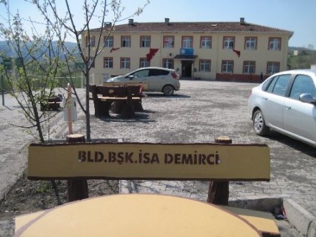 Devlet-vatandaş işbirliğiyle yaptırılan okulun bahçesi aynı yöntemle düzenlendi