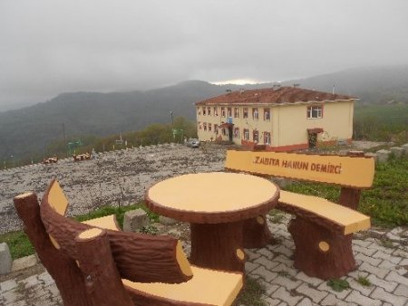 Devlet-vatandaş işbirliğiyle yaptırılan okulun bahçesi aynı yöntemle düzenlendi