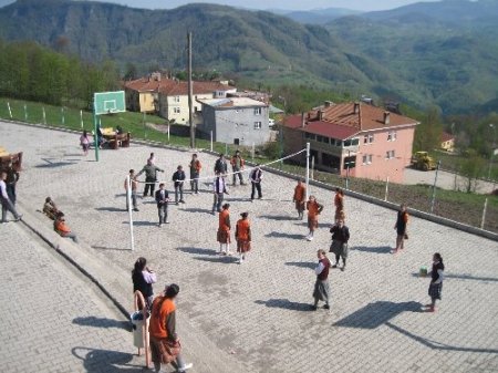 Devlet-vatandaş işbirliğiyle yaptırılan okulun bahçesi aynı yöntemle düzenlendi