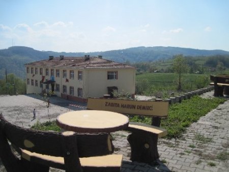 Devlet-vatandaş işbirliğiyle yaptırılan okulun bahçesi aynı yöntemle düzenlendi