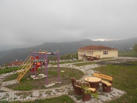 Devlet-vatandaş işbirliğiyle yaptırılan okulun bahçesi aynı yöntemle düzenlendi