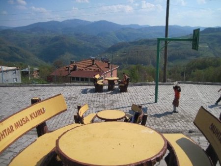 Devlet-vatandaş işbirliğiyle yaptırılan okulun bahçesi aynı yöntemle düzenlendi