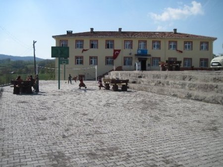 Devlet-vatandaş işbirliğiyle yaptırılan okulun bahçesi aynı yöntemle düzenlendi