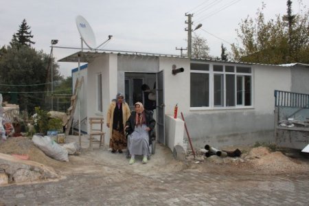 Devletin şefkatli eli felçli kadını ev sahibi yaptı