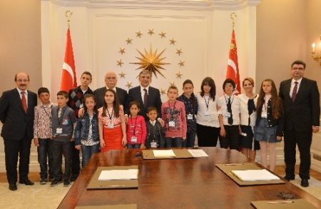 Devletin zirvesi, çocukları ağırladı