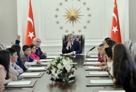 Devletin zirvesi, çocukları ağırladı