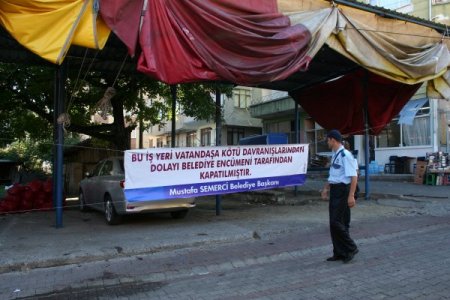 Devrek Belediyesi, vatandaşa kötü davranan pazarcının pabucunu dama attı