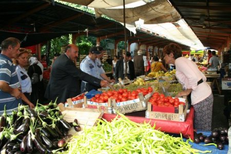 Devrek Belediyesi, vatandaşa kötü davranan pazarcının pabucunu dama attı