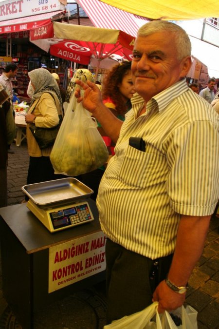 Devrek Belediyesi, vatandaşa kötü davranan pazarcının pabucunu dama attı