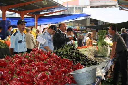 Devrek Belediyesi, vatandaşa kötü davranan pazarcının pabucunu dama attı