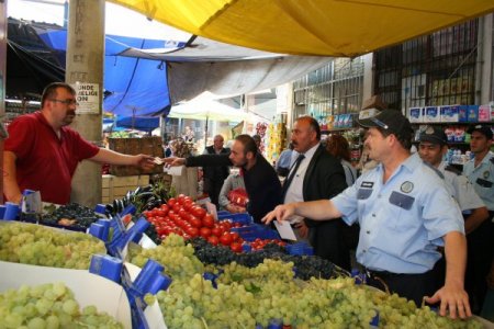 Devrek Belediyesi, vatandaşa kötü davranan pazarcının pabucunu dama attı