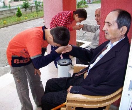 Devrekli Çocuklar Huzurevi Sakinlerini Sevindirdi