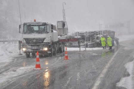 Devrilen kamyon İstanbul istikametini 2 saat kapattı