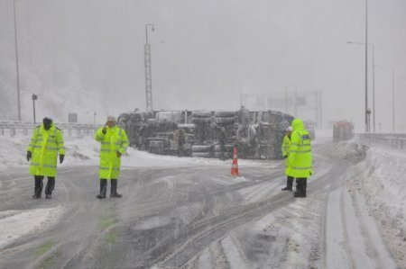 Devrilen kamyon İstanbul istikametini 2 saat kapattı