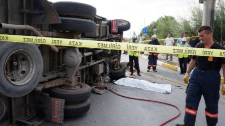 Devrilen Kamyonetin Altında Can Verdi