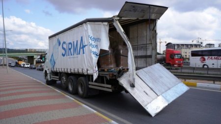 Devrilen Kamyonetin Altında Can Verdi