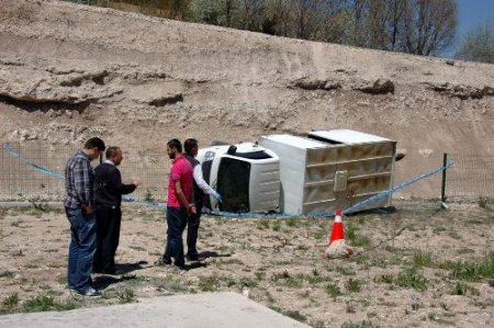 Devrilen kamyonetin altında kalarak hayatını kaybetti