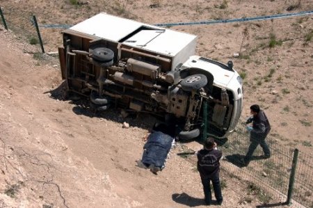 Devrilen kamyonetin altında kalarak hayatını kaybetti