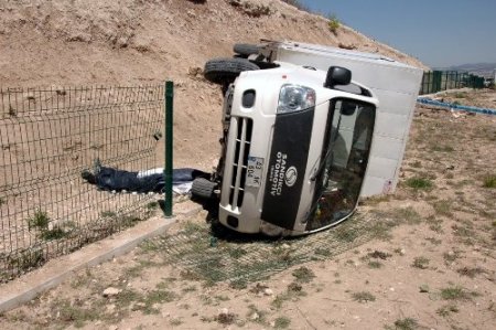 Devrilen kamyonetin altında kalarak hayatını kaybetti