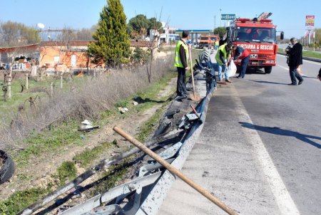 Devrilen kamyonun şoförü emniyet kemeri sayesinde kurtuldu